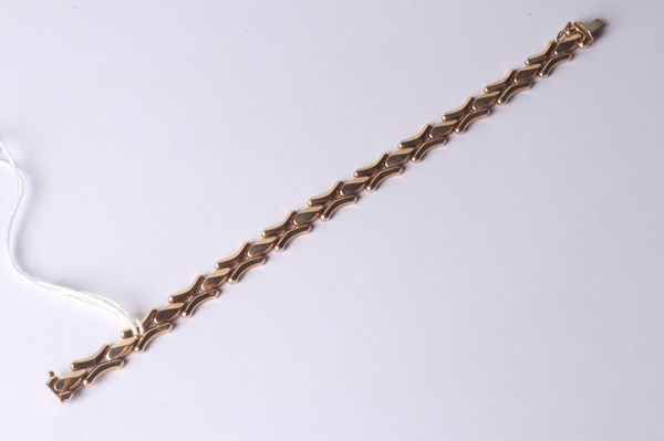 Lot 1099 - GOLD BRACELET