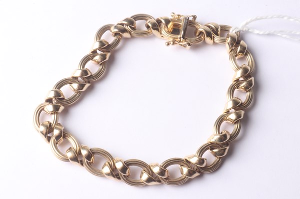 Lot 1087 - GOLD BRACELET