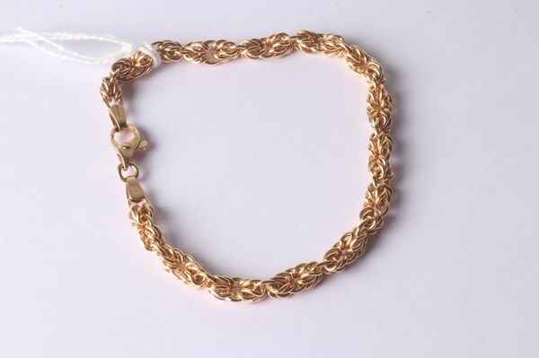 Lot 1076 - GOLD BRACELET
