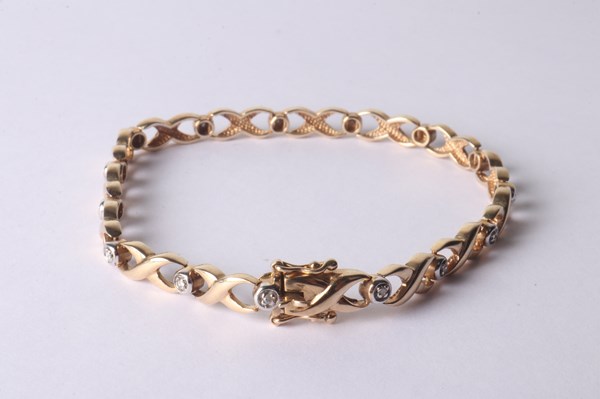 Lot 1100 - GOLD BRACELET
