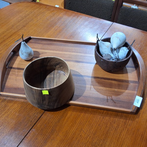 Lot 490 - TIMBER SERVINGWARE