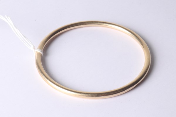 Lot 1027 - GOLD BANGLE