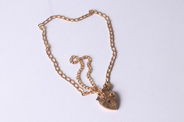 Lot 1074 - GOLD BRACELET