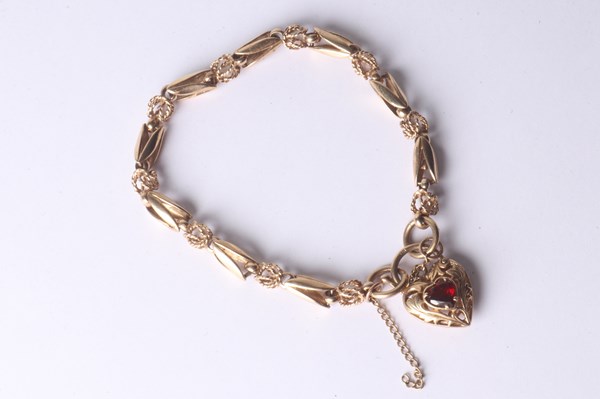 Lot 1086 - GOLD BRACELET
