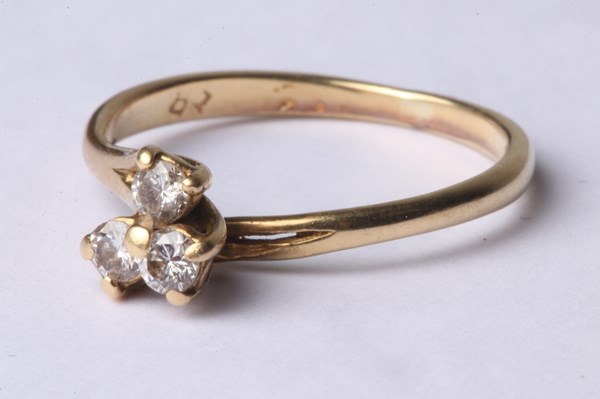 Lot 1030 - GOLD & DIAMOND RING