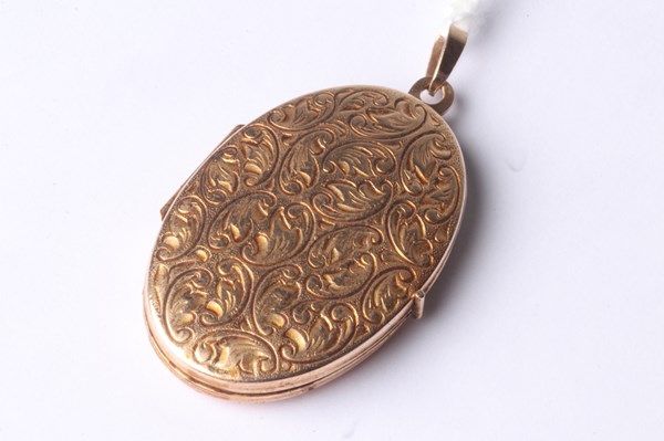 Lot 1068 - GOLD LOCKET