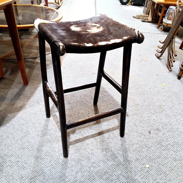 Lot 624 - STOOL