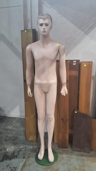 Lot 363 - MANNEQUIN