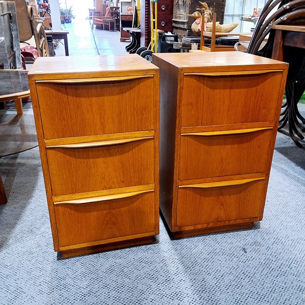 Lot 326 - BEDSIDES