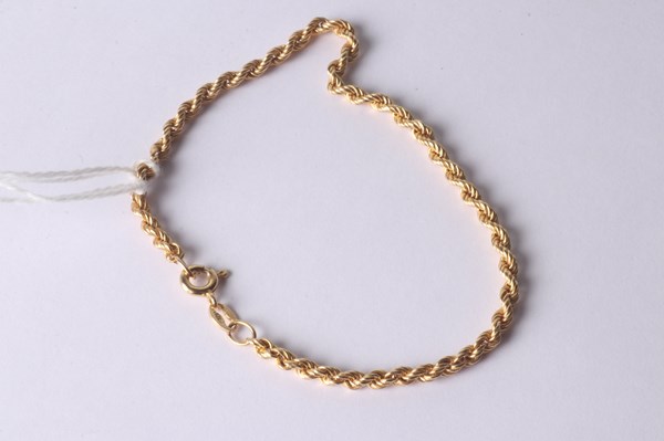 Lot 1072 - GOLD BRACELET