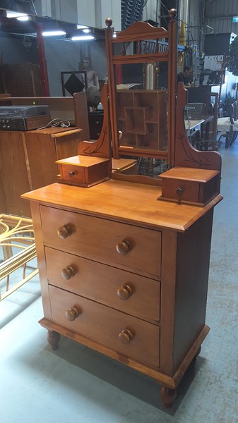 Lot 317 - DUCHESS DRESSING CHEST