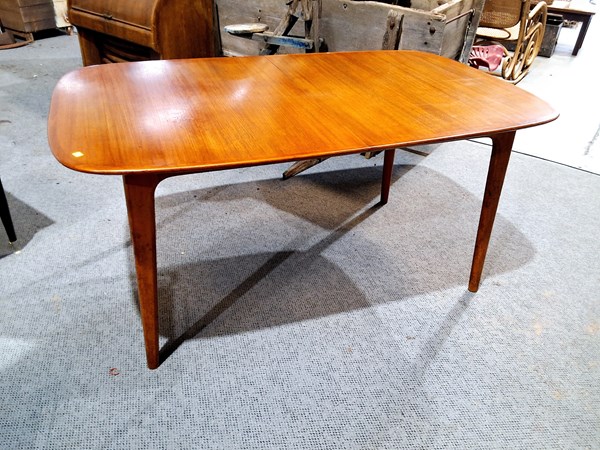 Lot 489 - DINING TABLE