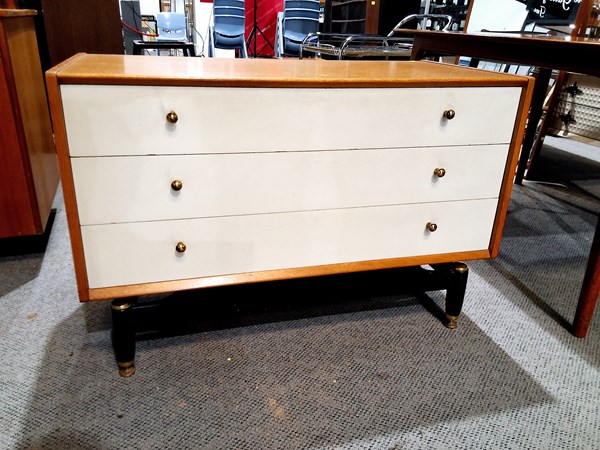 Lot 499 - CHEST OF DRAWERS