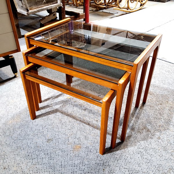 Lot 501 - NEST OF TABLES