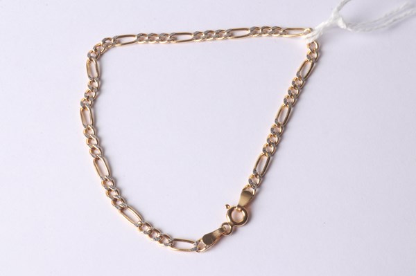 Lot 1073 - GOLD BRACELET