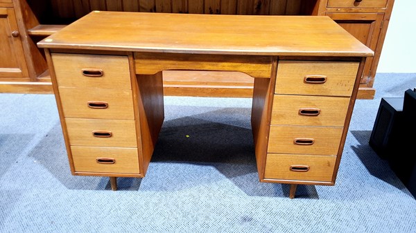 Lot 495 - DESK