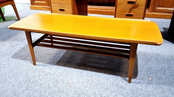 Lot 478 - COFFEE TABLE