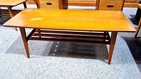 Lot 494 - COFFEE TABLE