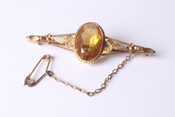 Lot 1058 - GOLD BROOCH