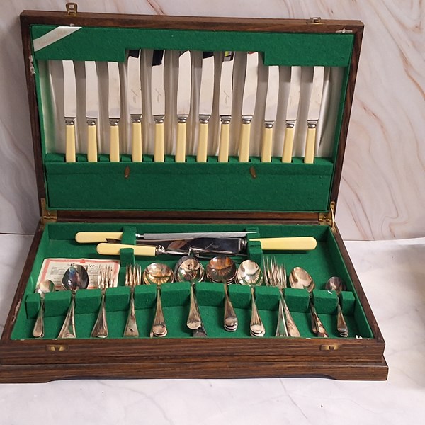 Lot 1377 - CUTLERY CANTEEN