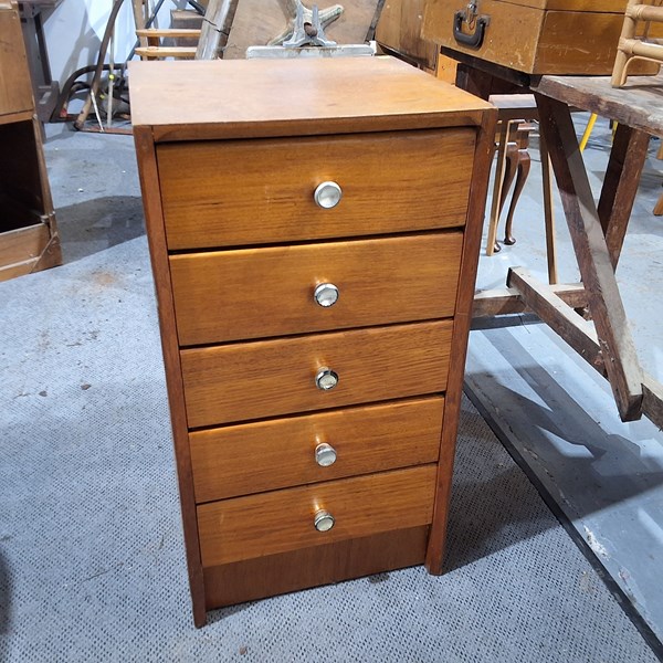 Lot 472 - PETITE CHEST OF DRAWERS