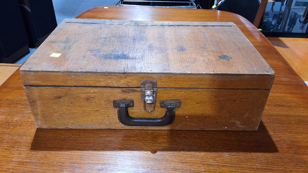 Lot 566 - SPECIMEN CASE