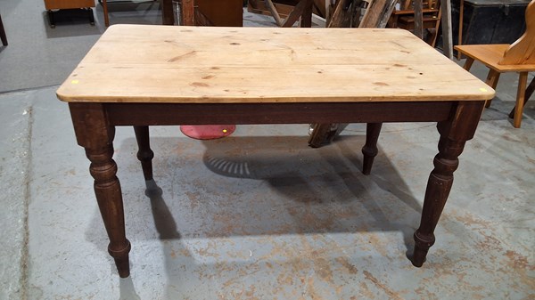 Lot 467 - KITCHEN TABLE