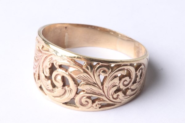 Lot 1021 - GOLD RING