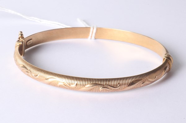 Lot 1025 - GOLD BANGLE
