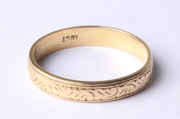 Lot 1003 - GOLD RING