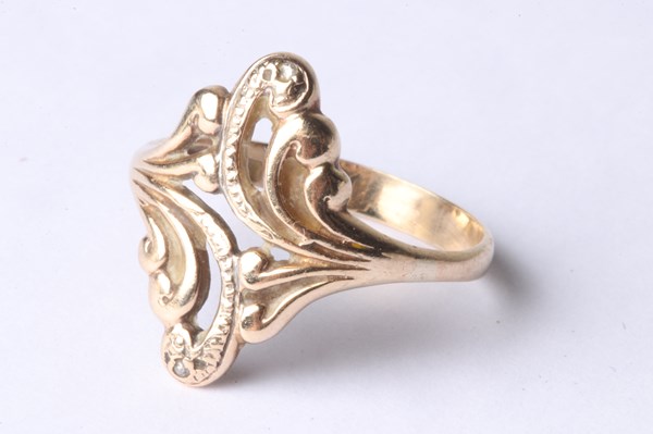 Lot 1037 - GOLD RING