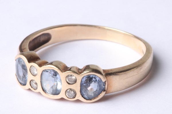 Lot 1023 - GOLD RING