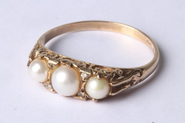 Lot 1036 - GOLD RING PEARL & DIAMOND