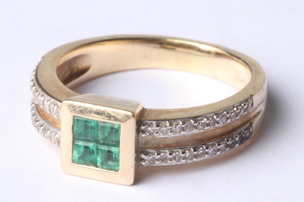Lot 1001 - GOLD EMERALD DIAMOND RING