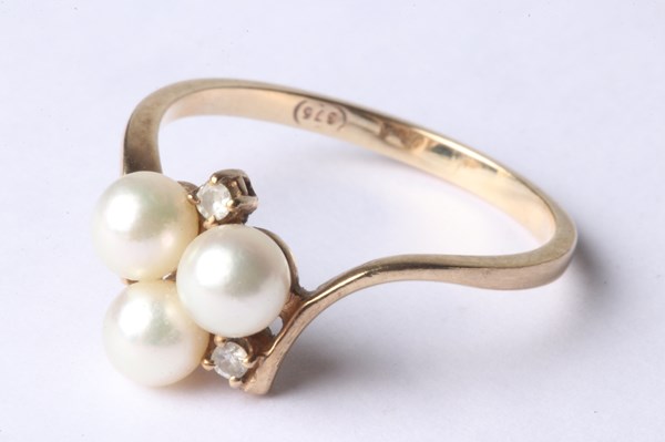 Lot 1002 - GOLD PEARL RING