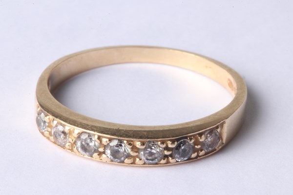 Lot 1017 - GOLD RING