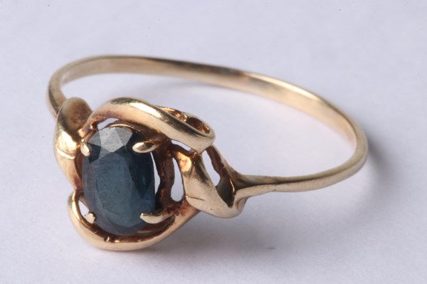 Lot 1019 - GOLD SAPPHIRE RING