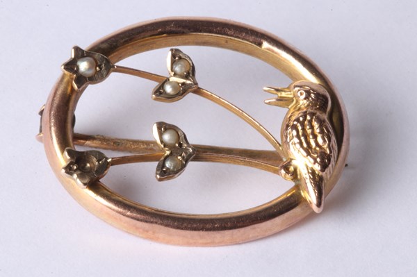 Lot 1067 - GOLD BROOCH
