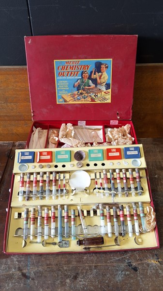 Lot 327 - CHILDRENS CHEMISTRY TOY KIT