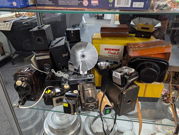 Lot 1672 - VINTAGE CAMERAS