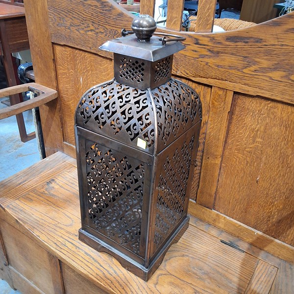 Lot 356 - LANTERN
