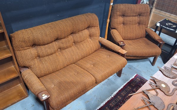Lot 313 - LOUNGE SUITE