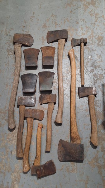 Lot 611 - AXES AND HATCHETS