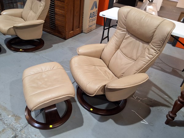 Lot 9 - RECLINER