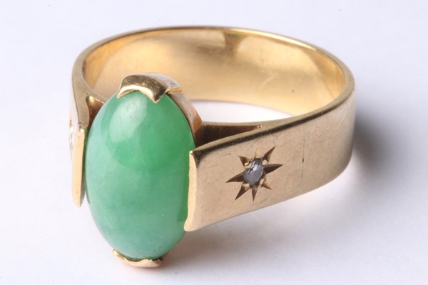 Lot 1011 - GOLD RING