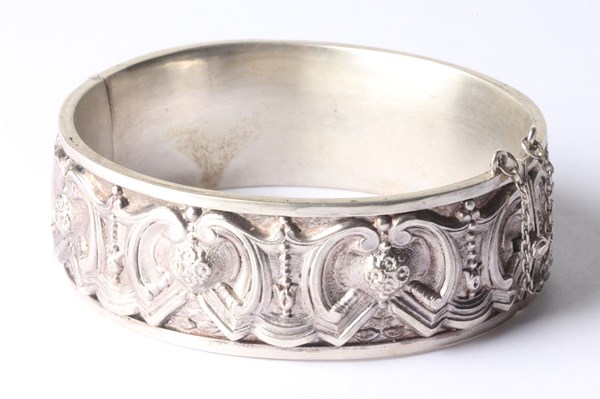 Lot 1108 - SILVER BANGLE