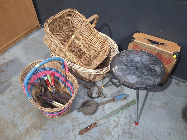 Lot 588 - PICNIC WARES
