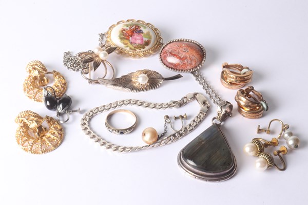 Lot 1097 - JEWELLERY