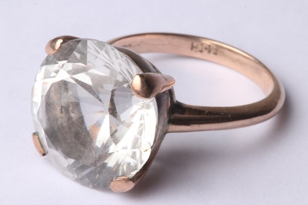 Lot 1007 - GOLD RING