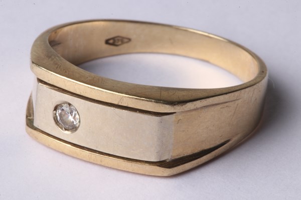 Lot 1013 - GOLD RING